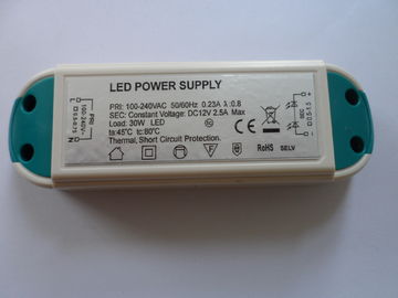 9W الجهد المنخفض IP65 المستمر الحالي 750Ma قطاع قيادة سائق أون 61000-3-2