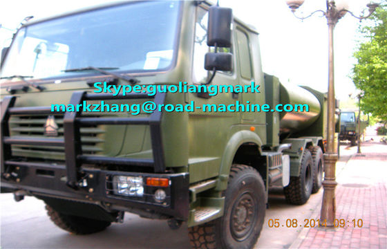 SINOTRUK HOWO الأخضر العسكرية 6 * 4 ناقلات المياه شاحنة 25000L مع EURO ستاندرد دكتوراه في العلوم الإنسانية أو RHD